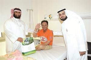 مفرح المطيري يعايد احد المرضى﻿