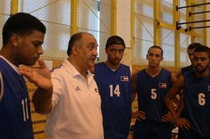 المدرب وليد محارب يوجه اللاعبين اثناء المباراة﻿