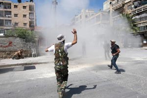 عناصر الجيش السوري الحر يطلقون قذيفة على القوات النظامية في سيف الدولة بحلب رويترز
