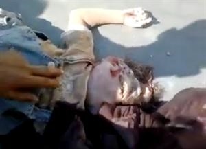 صورة عن فيديو بثه ناشطون لطفلة قضت في قصف المروحيات لبلدة معرشومين في محافظة ادلب 