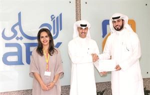 علي البغلي يسلم مبلغ الرعاية لمحمد الامير﻿
