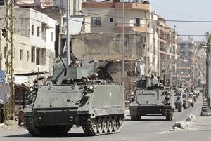 مدرعات من الجيش اللبناني تنتشر في مناطق الاشتباك في طرابلس امس محمود الطويل