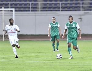 فهد الحشاش ينطلق بالكرة امام لاعب السد خلفان ابراهيم﻿