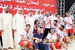 ياسين الحساوي يسلم الكاس للبطل

