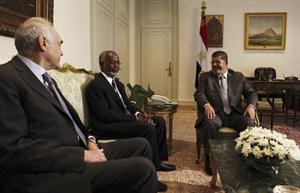 الرئيس محمد مرسي مستقبلا وزير الخارجية السوداني علي كارتي بحضور وزير الخارجية المصري محمد عمرو	رويترز﻿