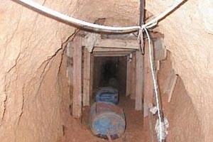 الجيش المصري يسد 120 نفقاً في رفح