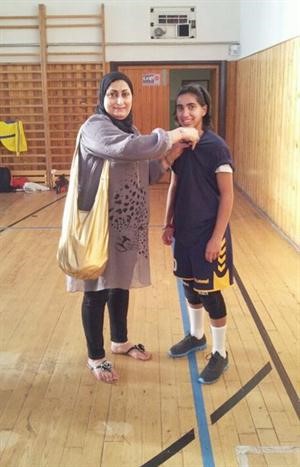 امينة اسماعيل تقوم بتكريم الطالبة امنة الفرحان من فريق كرة الطائرة﻿