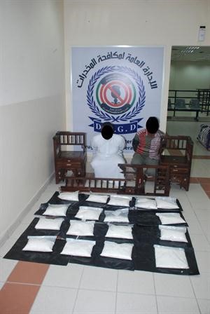 المتهمان وامامهما المضبوطات﻿