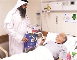 هدية من مبرة التواصل الى احد المرضى﻿