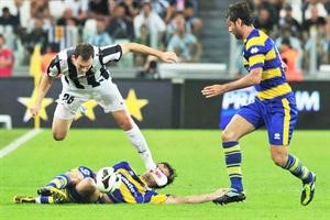 مدافع يوفنتوس ستيفان ليشتشتاينر يتعرض للعرقلة من لاعب نابولي ماركو بارولو افپ
