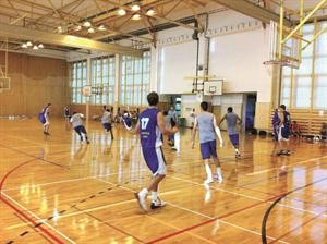 لاعبو منتخب المدارس لكرة السلة خاضوا مباراة قوية﻿
