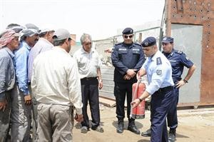احد رجال الاطفاء يوضح كيفية استخدام مطفاة الحريق ﻿