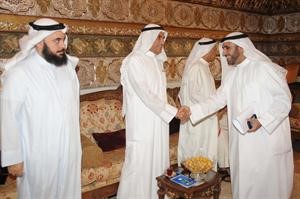 السعدون مصافحا محمد الدلال ﻿