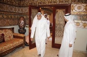 السعدون لدى دخوله الى ديوان الوعلان﻿