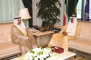 سمو نائب الامير وولي العهد الشيخ نواف الاحمد مستقبلا جاسم الخرافي
