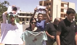 جانب من اعتصام افراد اسرة زوجة المخطوف في رياق محمود الطويل
