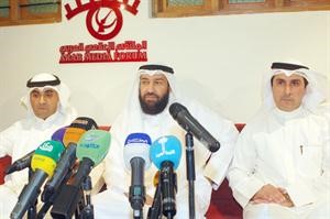 دعلي العمير ودفايز الكندري وعبدالله الاحمد على منصة الصالون الاعلامي
