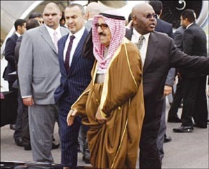 صاحب السمو الامير الشيخ صباح الاحمد لدى وصوله الى المملكة المتحدة