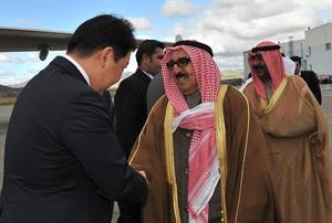 صاحب السمو الامير مصافحا مودعيه في مطار جنكيز خان بالعاصمة المنغولية﻿