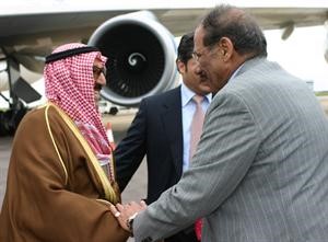 صاحب السمو لدى وصوله الى المملكة المتحدة وفي استقباله الشيخ شملان العبدالعزيز﻿