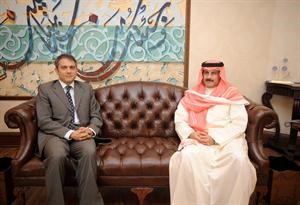 الشيخ مبارك الدعيج مستقبلا السفير التركي﻿