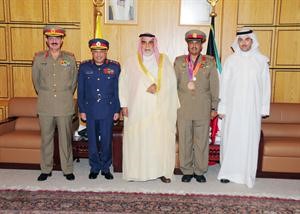الشيخ احمد الخالد والفريق الركن خالد الجراح خلال تقليد فهيد الديحاني رتبة عقيد﻿