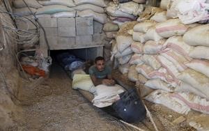 شاب فلسطيني يهرب بضائع من مصر الى غزة عبر الانفاق اپ