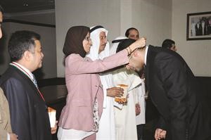 د فاتن الميلم تكرم احد اعضاء الفريق