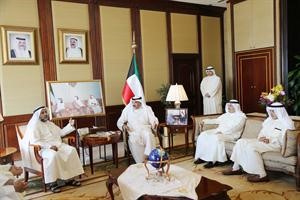 الشيخ صباح الخالد مستقبلا وفدا من اسرة الحوطي