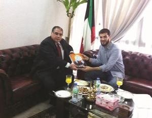 الزميل ناصر الخالدي يهدي نسخة من كتاب رحلة نجاح الى السفير العيسى