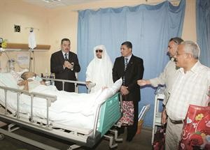 فوزي اللمعي يطمئن على احد المرضى
