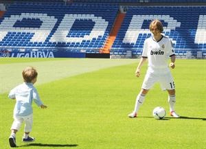لوكا مودريتش ربما يكون مفاجاة ريال مدريد في مواجهة غريمه الازلي برشلونة افپ ﻿