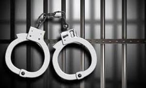 3 فتيات يشتكين والدتهن