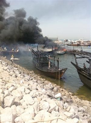 سحب احد اللنجات بعد اخماد الحريق﻿