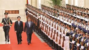 الرئيس الصيني هو جين تاو ونظيره المصري د محمد مرسي يستعرضان حرس الشرف في بكين امس افپ