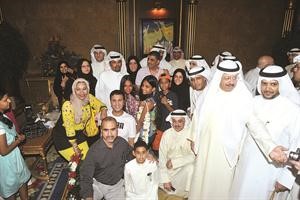 عصام الحوطي متوسطا افراد اسرته وذويه لدى وصوله الى المطار