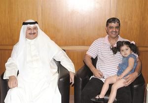 السفير القناعي مع عصام الحوطي وابنته قبل صعوده الطائرة عائدا الى الكويت محمود الطويل