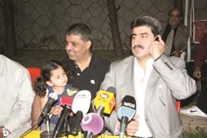 عصام الحوطي مع ابنته وبسام طليس عضو قيادة حركة امل خلال المؤتمر الصحافي محمود الطويل