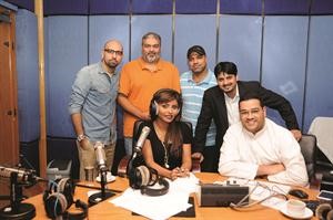 اسرة برنامجكنز FM في لقطة جماعية	فريال حماد﻿