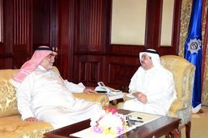 الشيخ احمد الحمود اثناء استقباله لوزير الدفاع