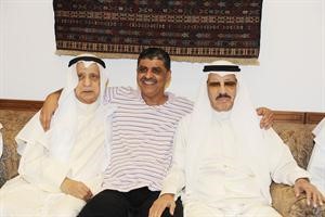 الحوطي متوسطا اثنين من المهنئين﻿