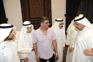 ويتلقى التهاني بالسلامة﻿