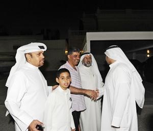 م الحوطي مصافحا مهنئيه﻿