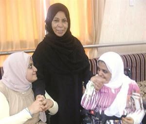 الام العمانية مع ابنتيها النزيلتين في ادارة المعاقين﻿