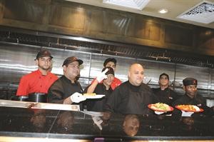 اعداد اشهى الاطباق في مطعم Pei Wei﻿