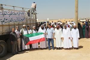 سفيرنا في الاردن ومطارق العيسى ووفد احياء التراث بجوار المساعدات التي تقدم للاجئين
