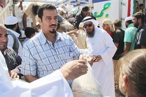 سفيرنا في الاردن دحمد الدعيج ومطارق العيسى يوزعان المساعدات
