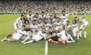 فرحة لاعبي ريال مدريد بالحصول على كاس السوبر اپ

