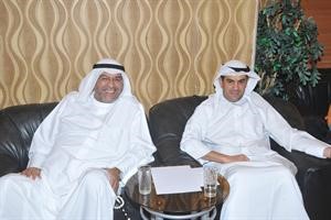 نقابيان يبتسمان للكاميرا
