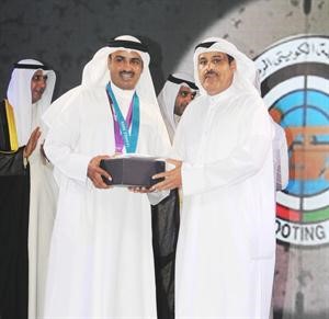 العقيد عبدالرحمن الحقان يسلم الديحاني مكافاة اتحاد الشرطة 	انور الكندري﻿